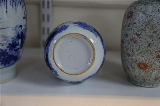 A Chinese blue and white bottle vase, Kangxi period, height 22cm
